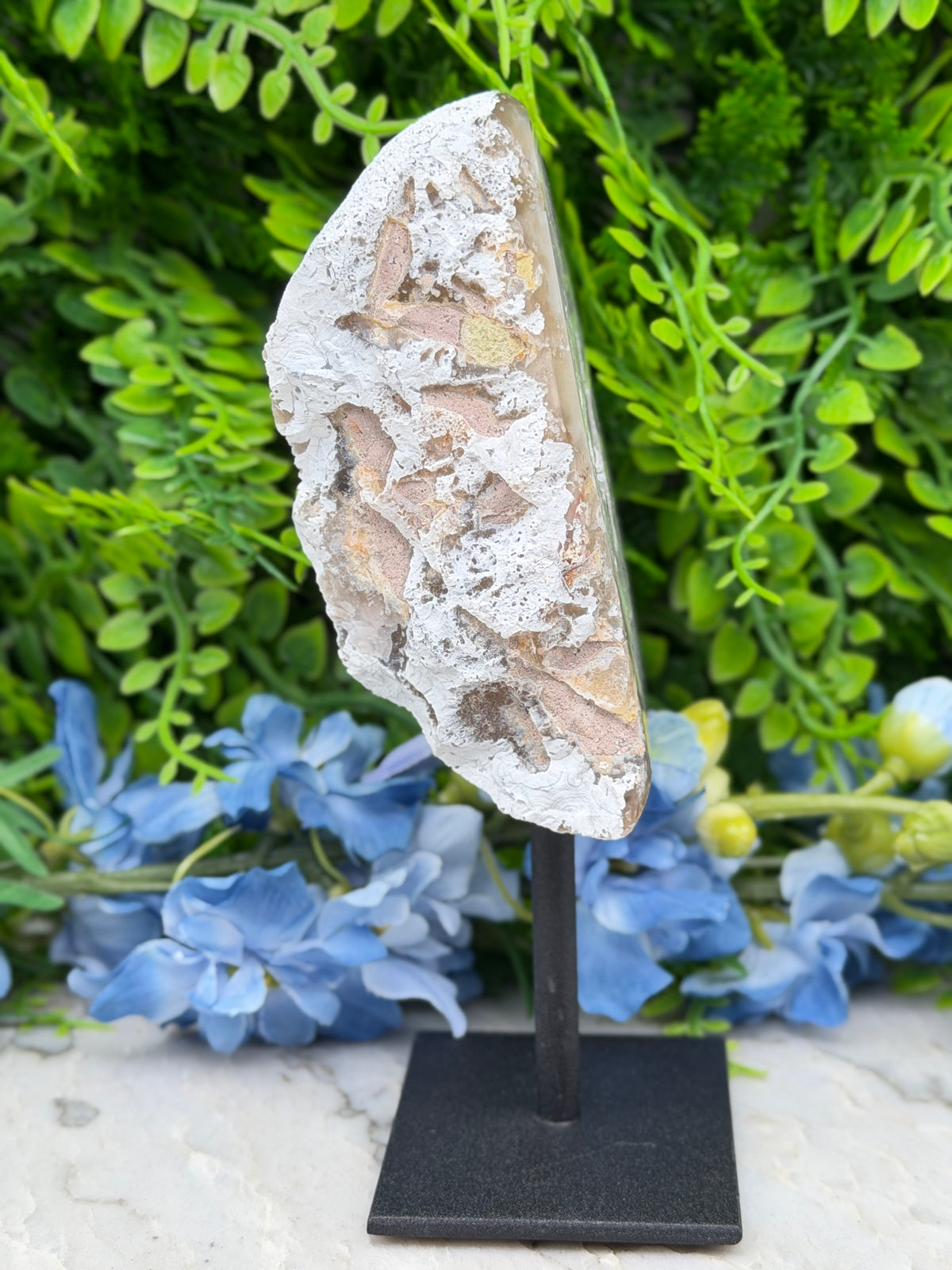 Agate geode on a stand (402 gr/16 cm)