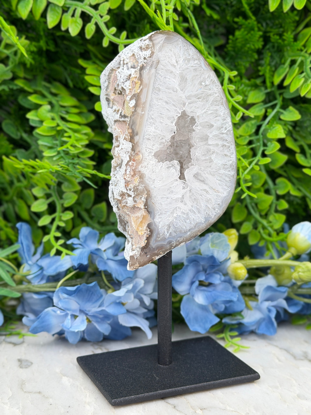 Agate geode on a stand (402 gr/16 cm)