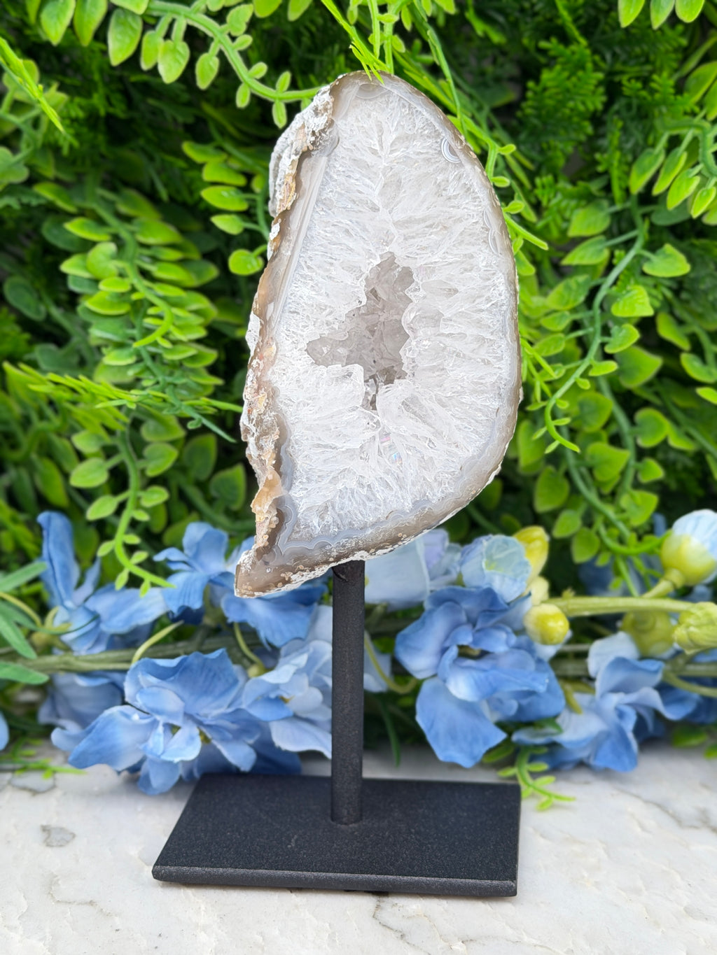Agate geode on a stand (402 gr/16 cm)