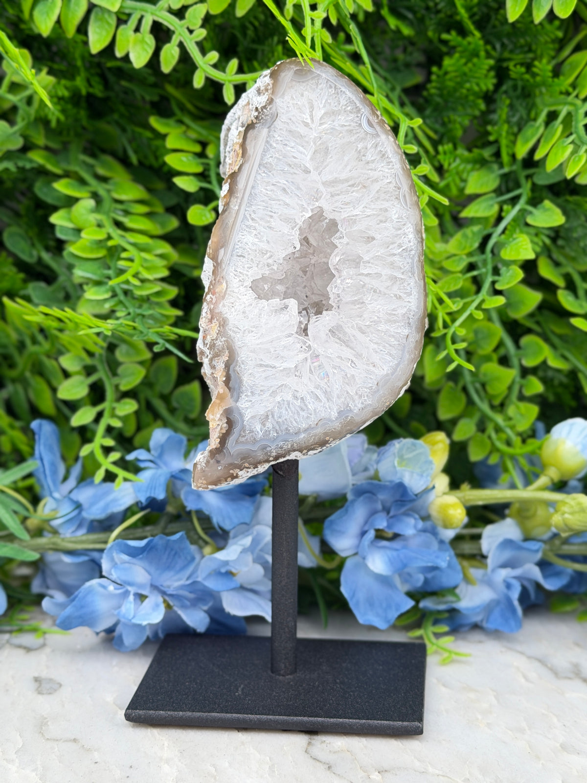 Agate geode on a stand (402 gr/16 cm)