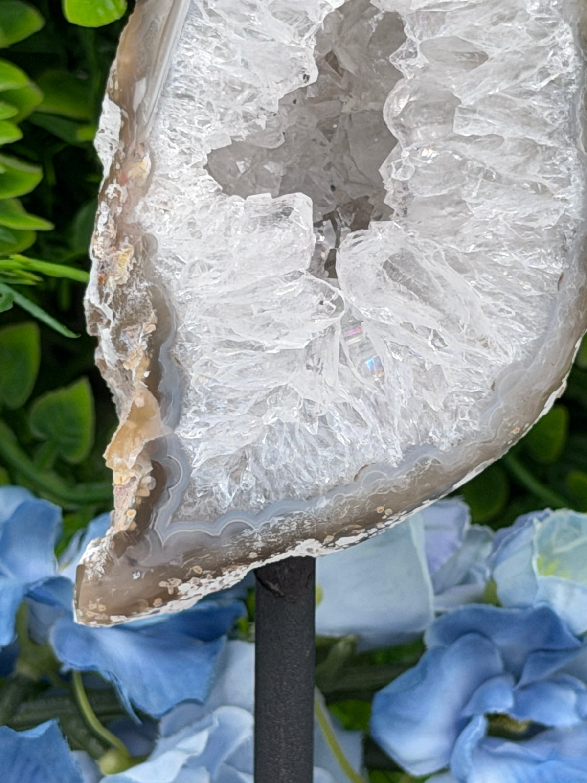Agate geode on a stand (402 gr/16 cm)