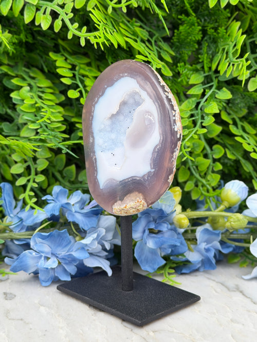 Agate geode on a stand (264 g/14 cm)
