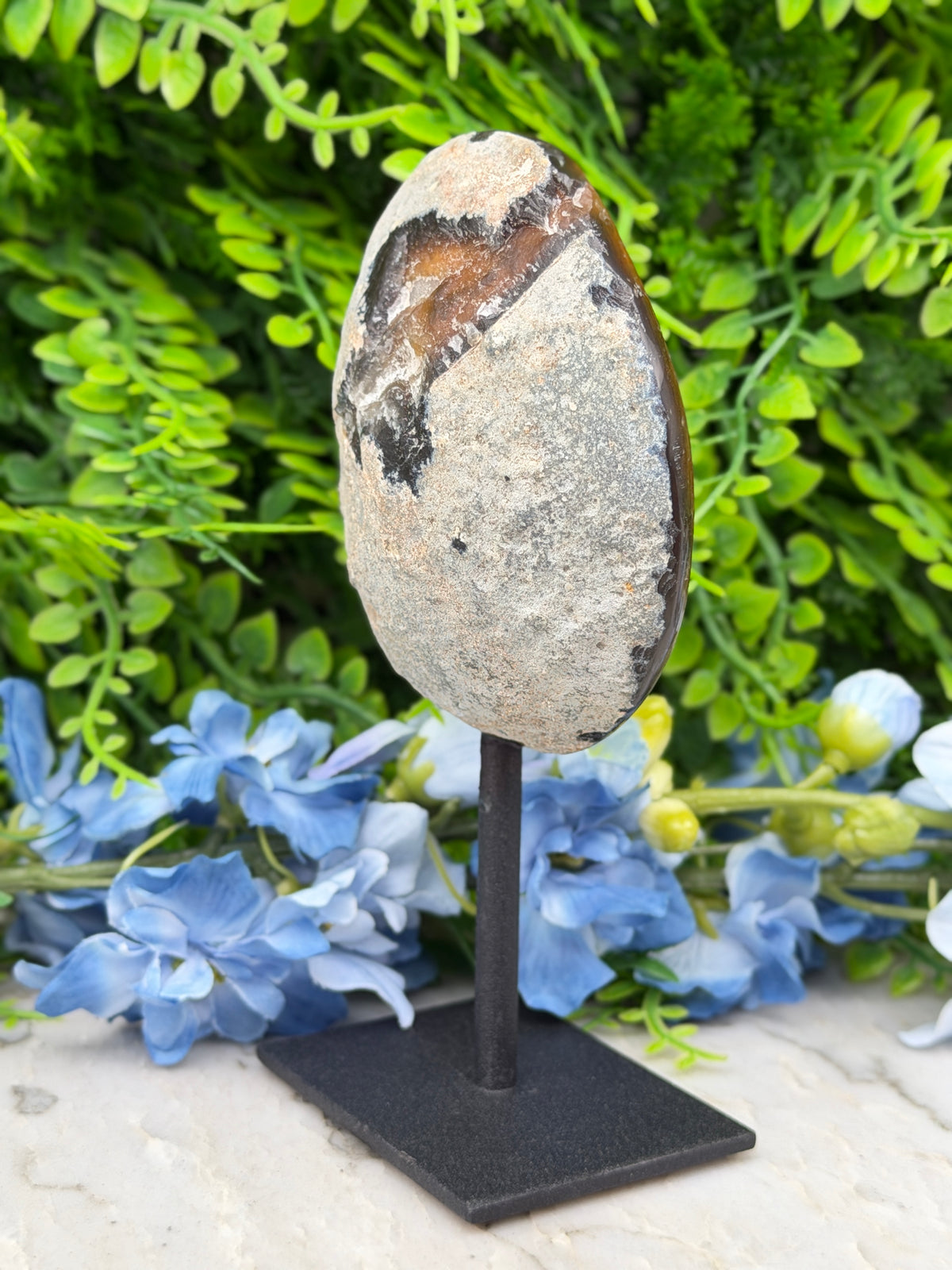 Agate geode on a stand (370 gr/15 cm)