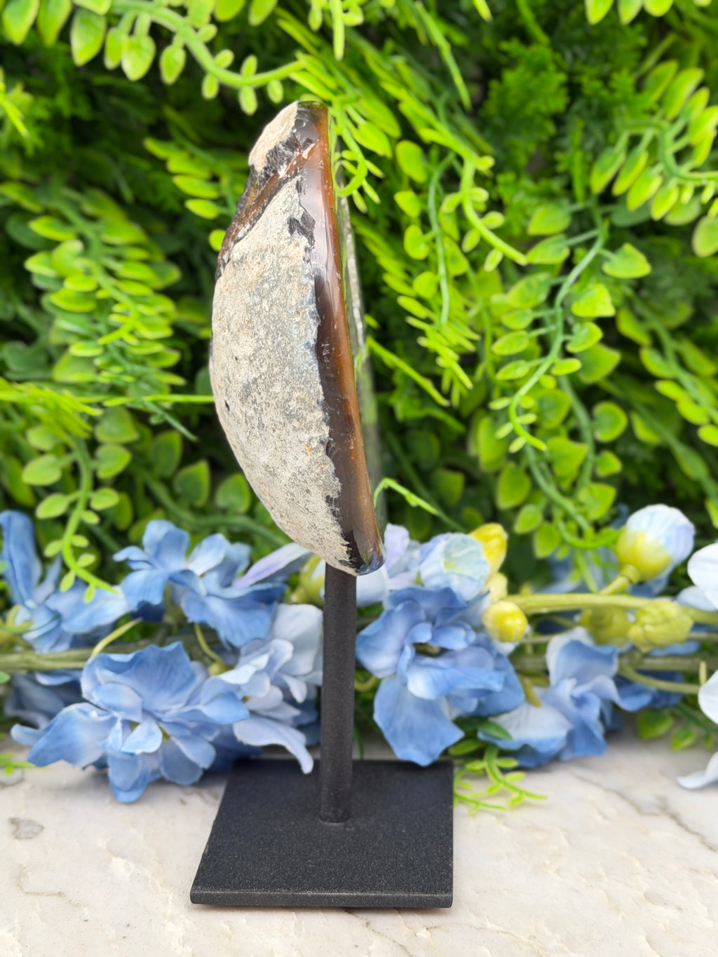 Agate geode on a stand (370 gr/15 cm)