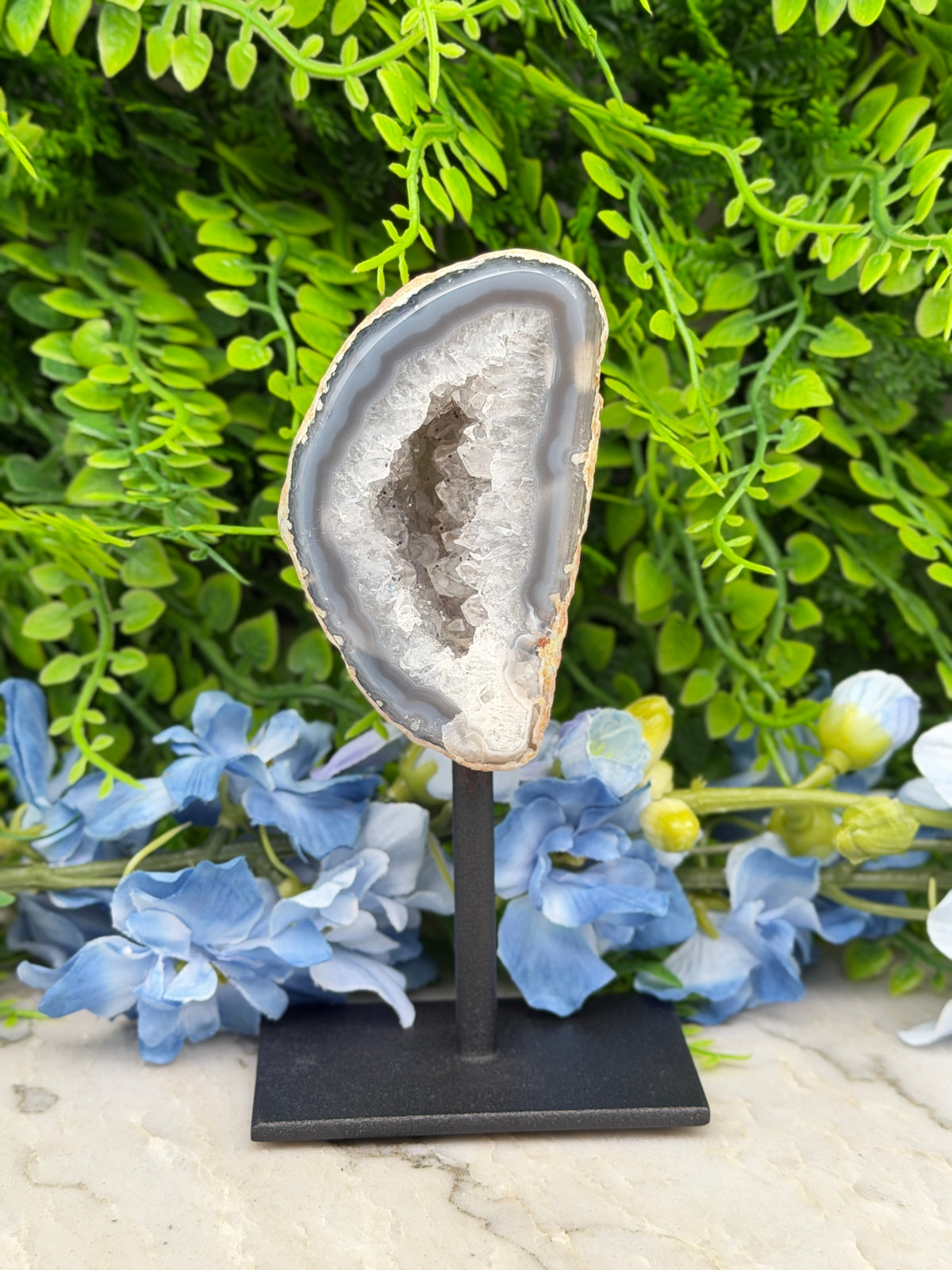 Agate geode on a stand (350 gr/13 cm)