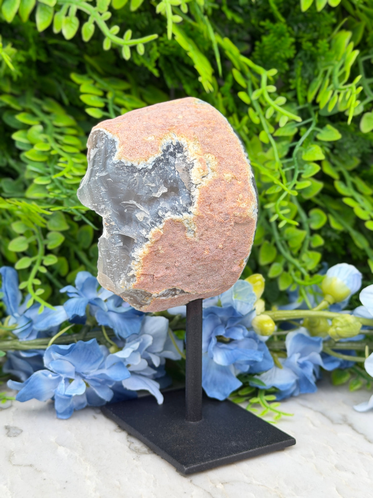 Agate geode on a stand (350 gr/13 cm)