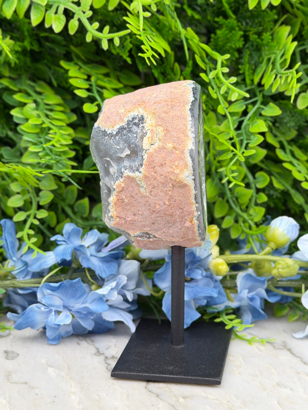 Agate geode on a stand (350 gr/13 cm)