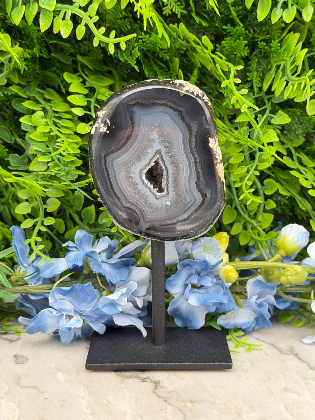 Agate geode on a stand (414 gr/14 cm)