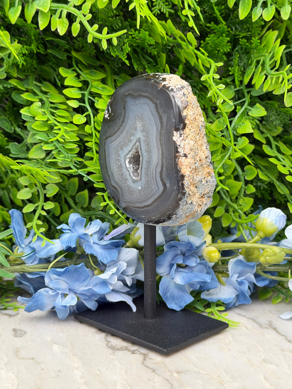 Agate geode on a stand (414 gr/14 cm)