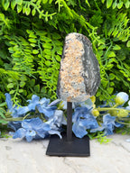 Agate geode on a stand (414 gr/14 cm)