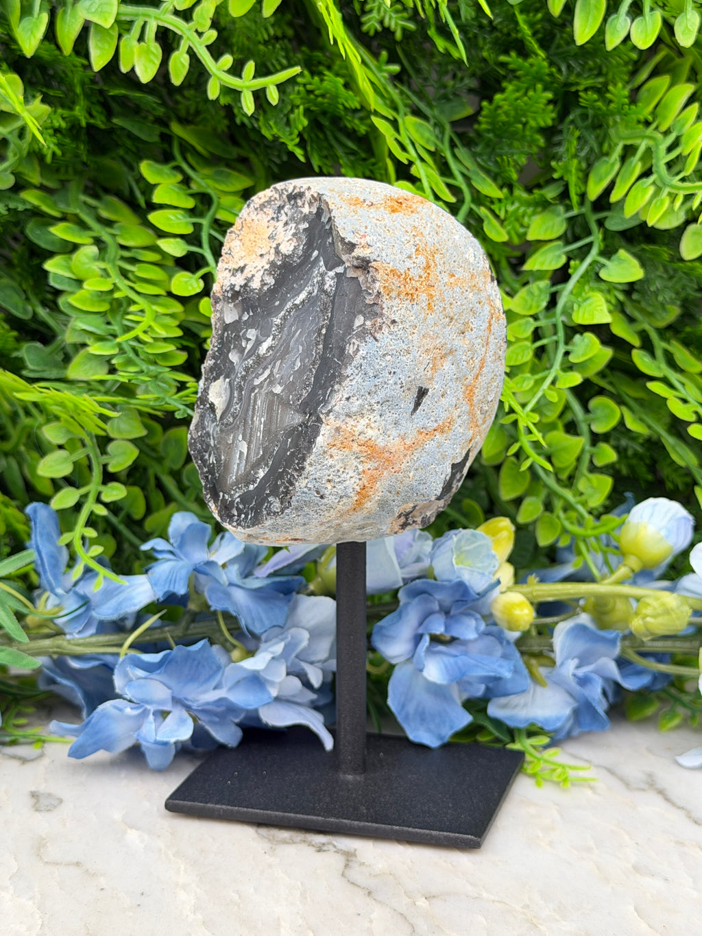 Agate geode on a stand (414 gr/14 cm)