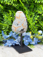 Agate geode on a stand (414 gr/14 cm)
