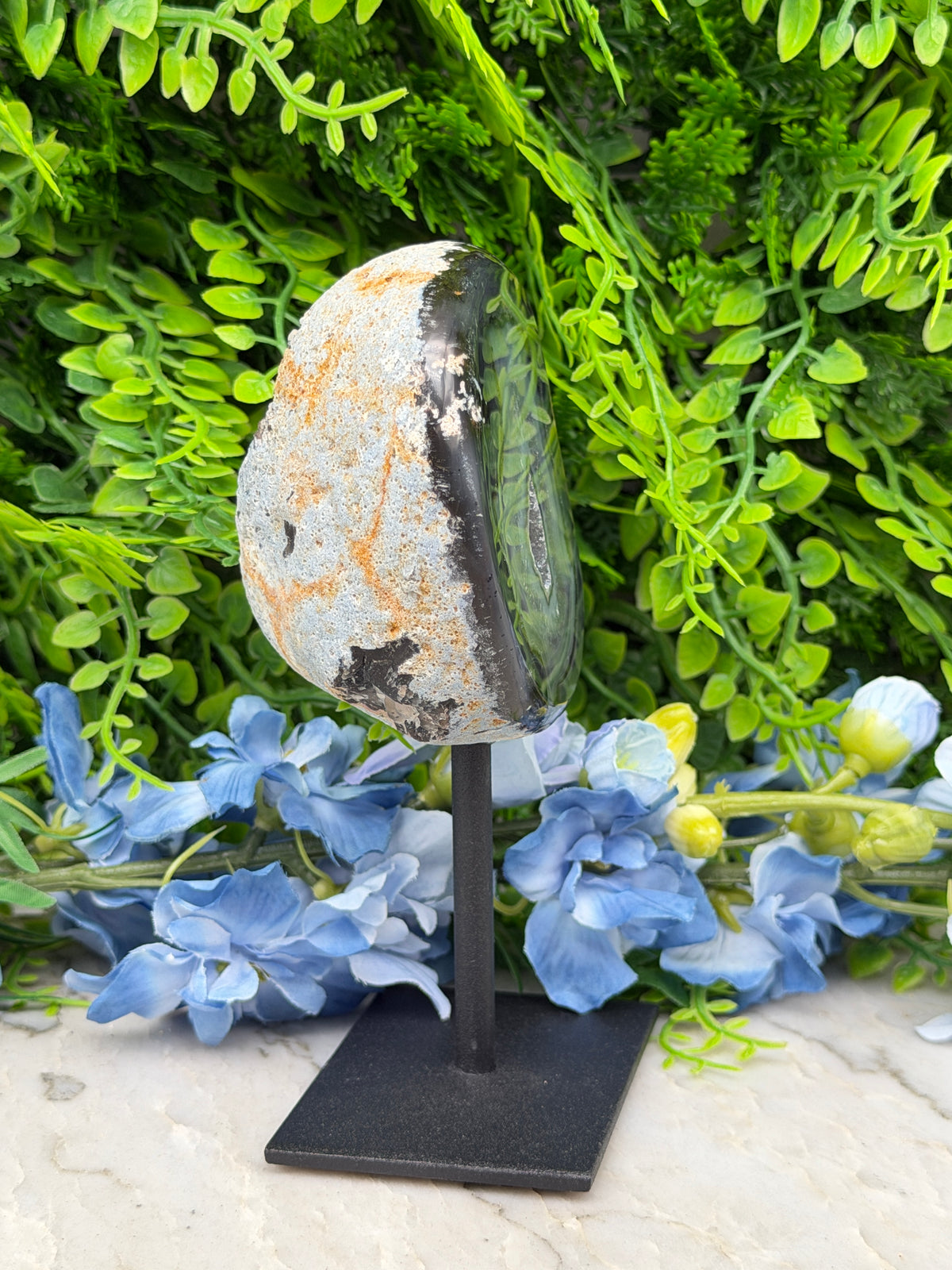 Agate geode on a stand (414 gr/14 cm)