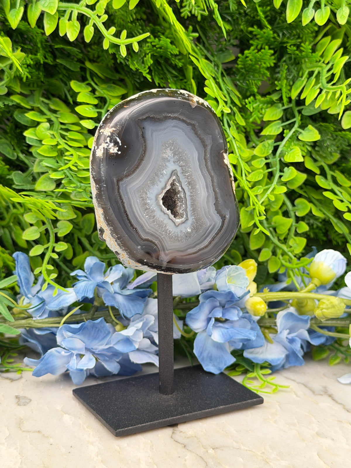 Agate geode on a stand (414 gr/14 cm)