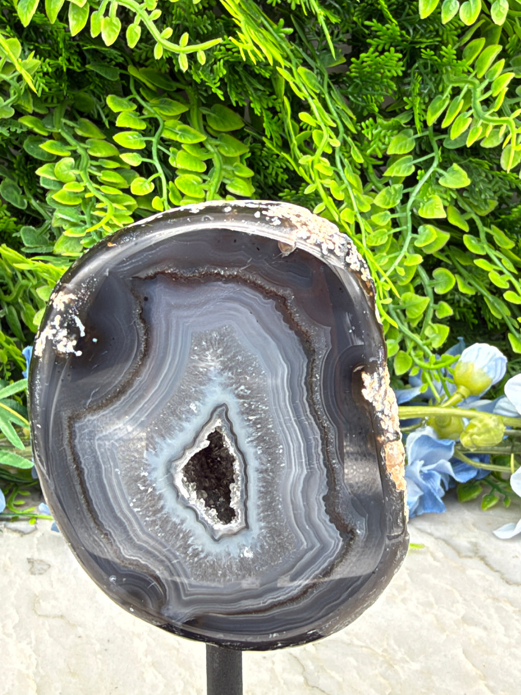 Agate geode on a stand (414 gr/14 cm)