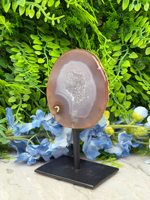 Agate geode on a stand (272 gr/13 cm)