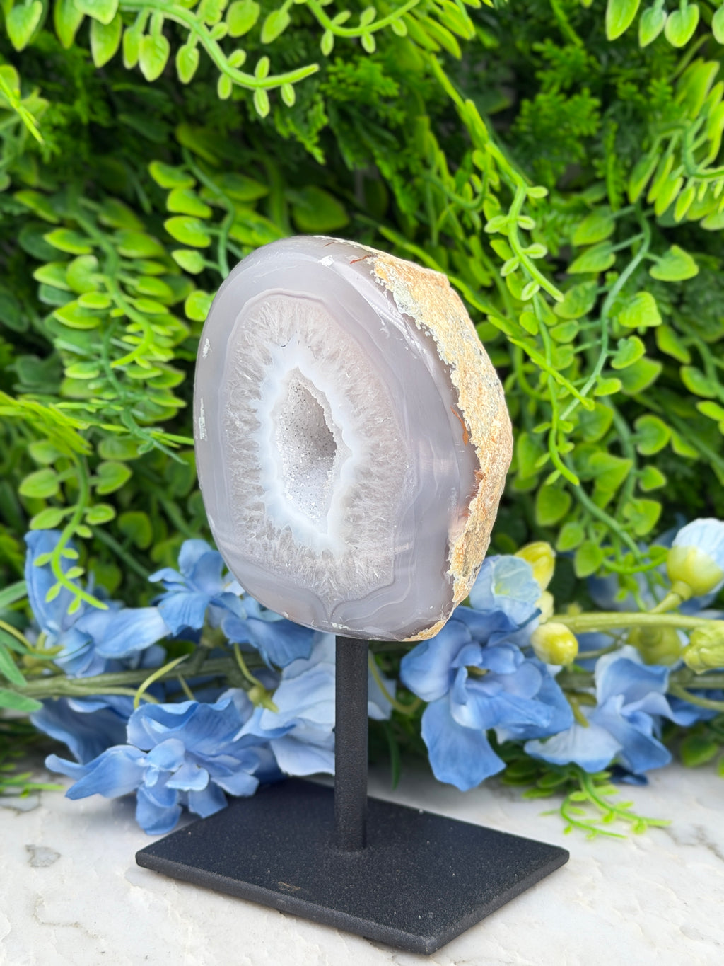 Agaat geode op standaard (430 gr/13 cm)