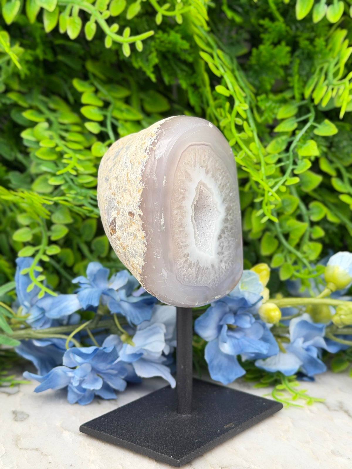 Agaat geode op standaard (430 gr/13 cm)