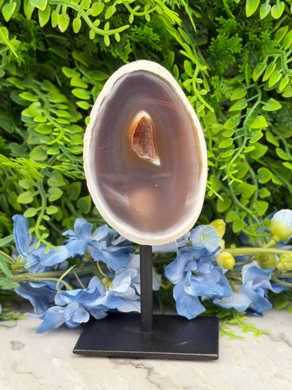 Agate geode on a stand (334 gr/14 cm)