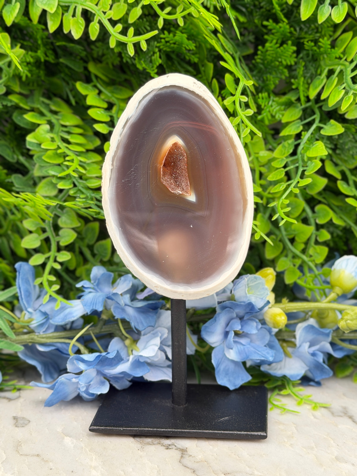 Agate geode on a stand (334 gr/14 cm)