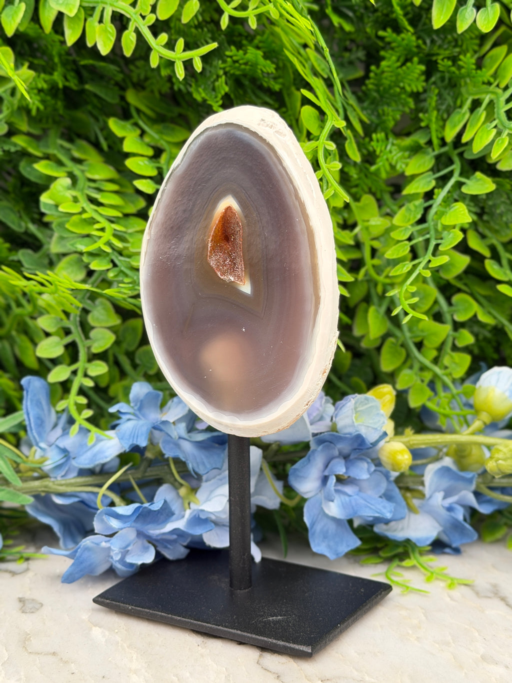 Agate geode on a stand (334 gr/14 cm)