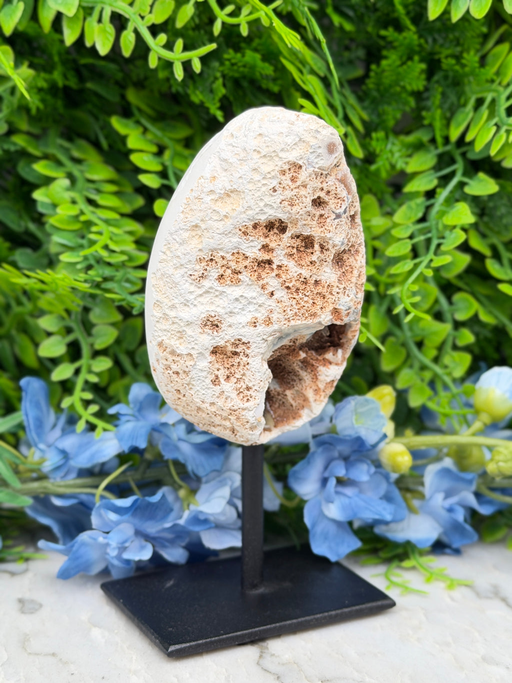 Agate geode on a stand (334 gr/14 cm)