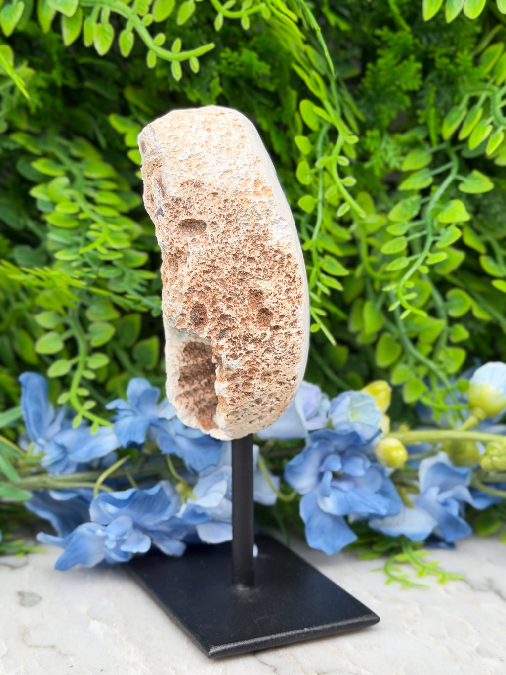 Agate geode on a stand (334 gr/14 cm)