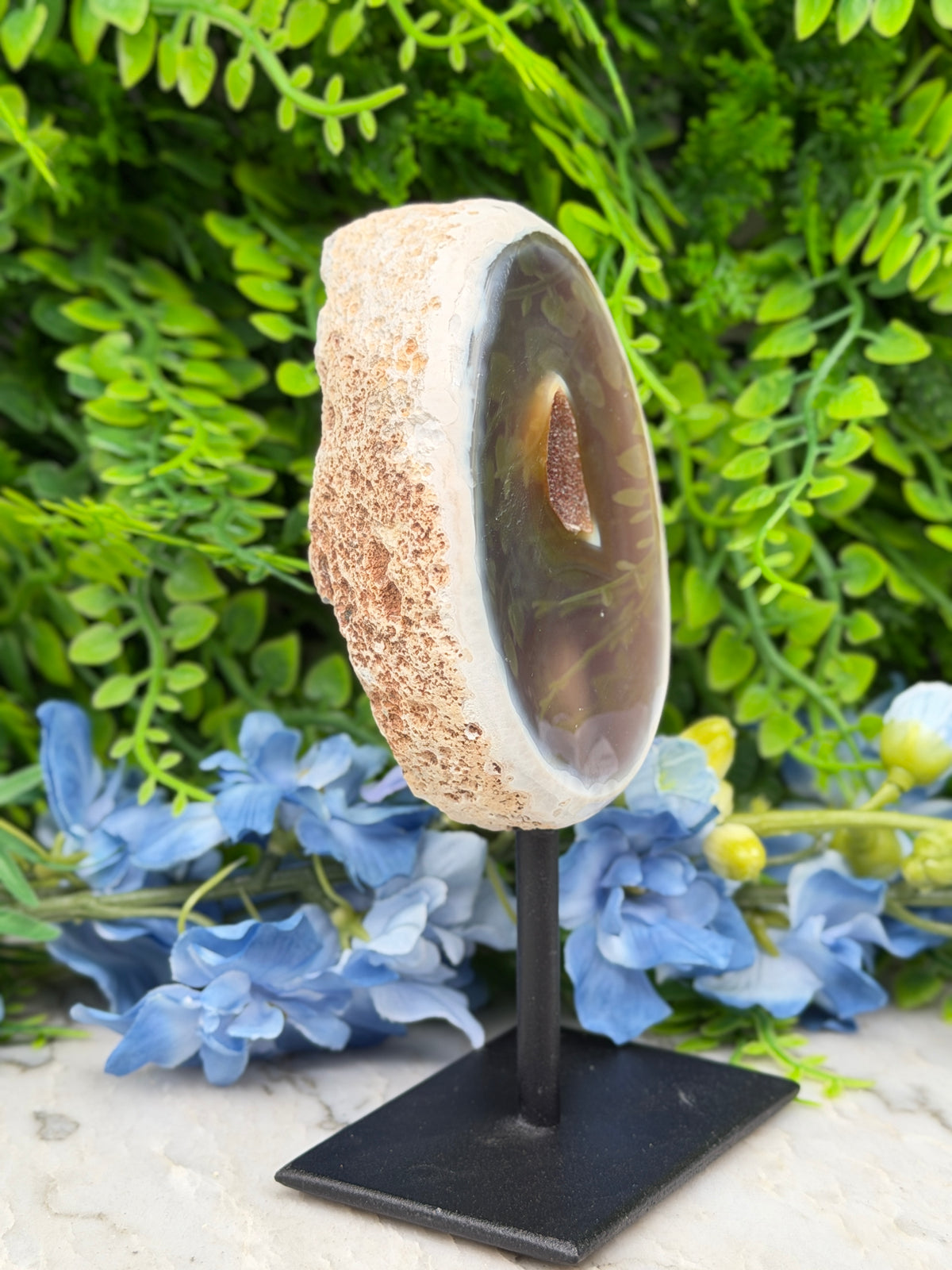 Agate geode on a stand (334 gr/14 cm)