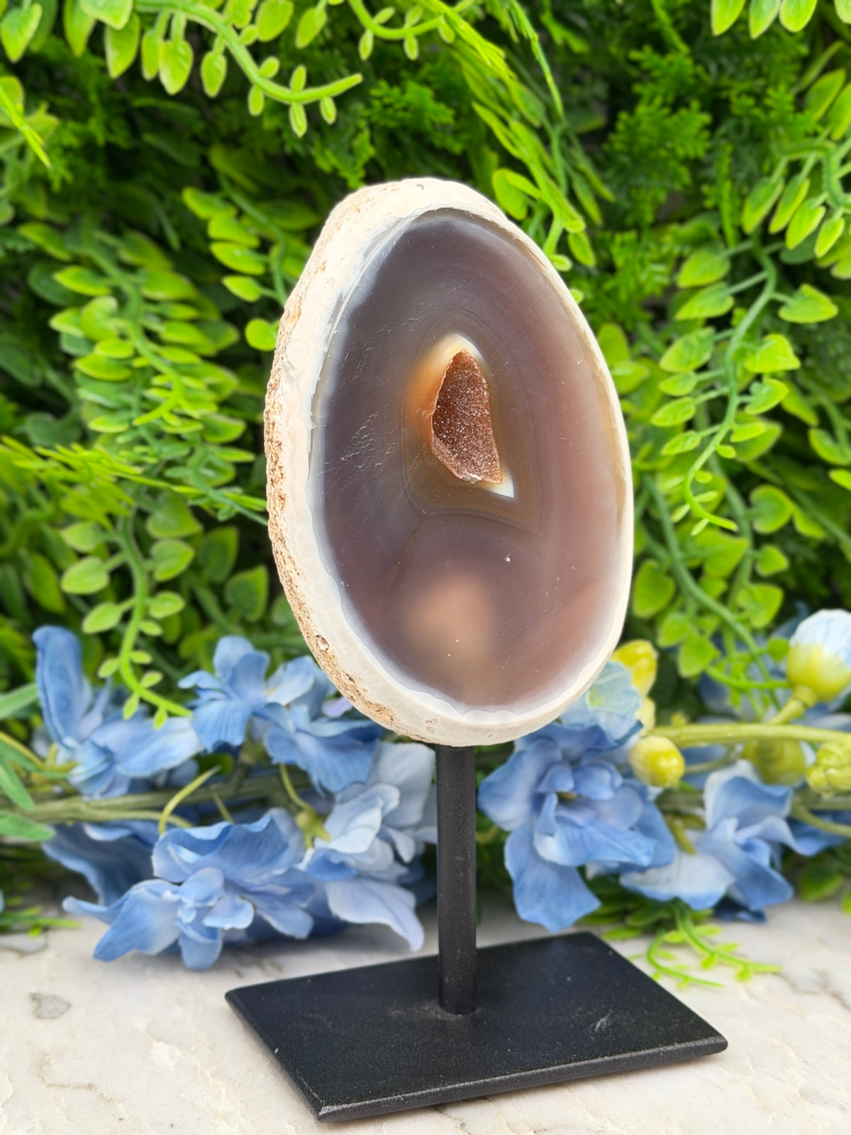 Agate geode on a stand (334 gr/14 cm)