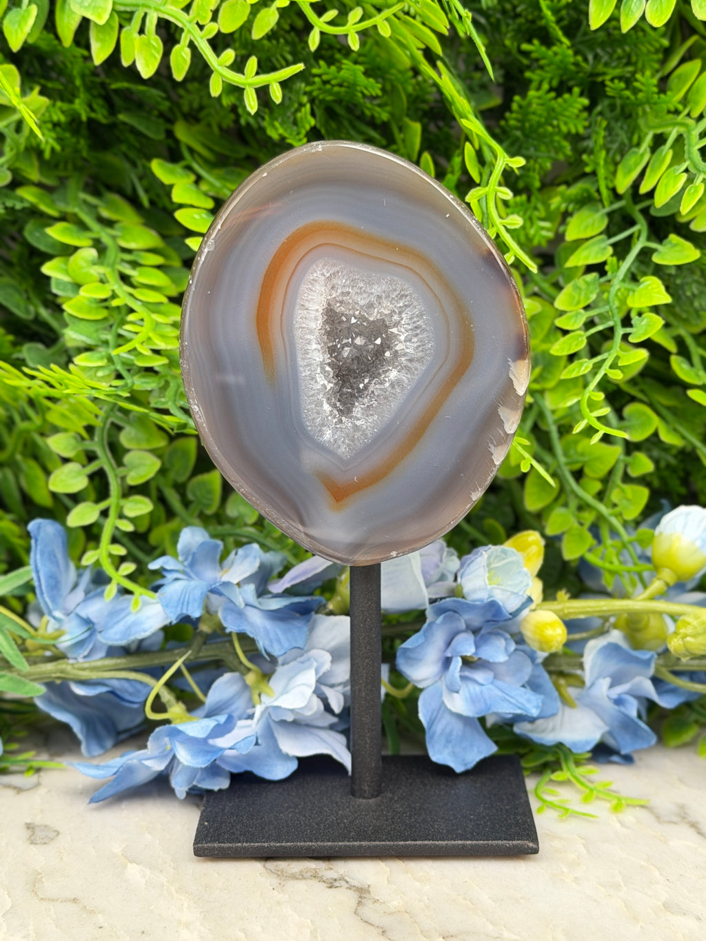 Agate geode on a stand (292 gr/14 cm)