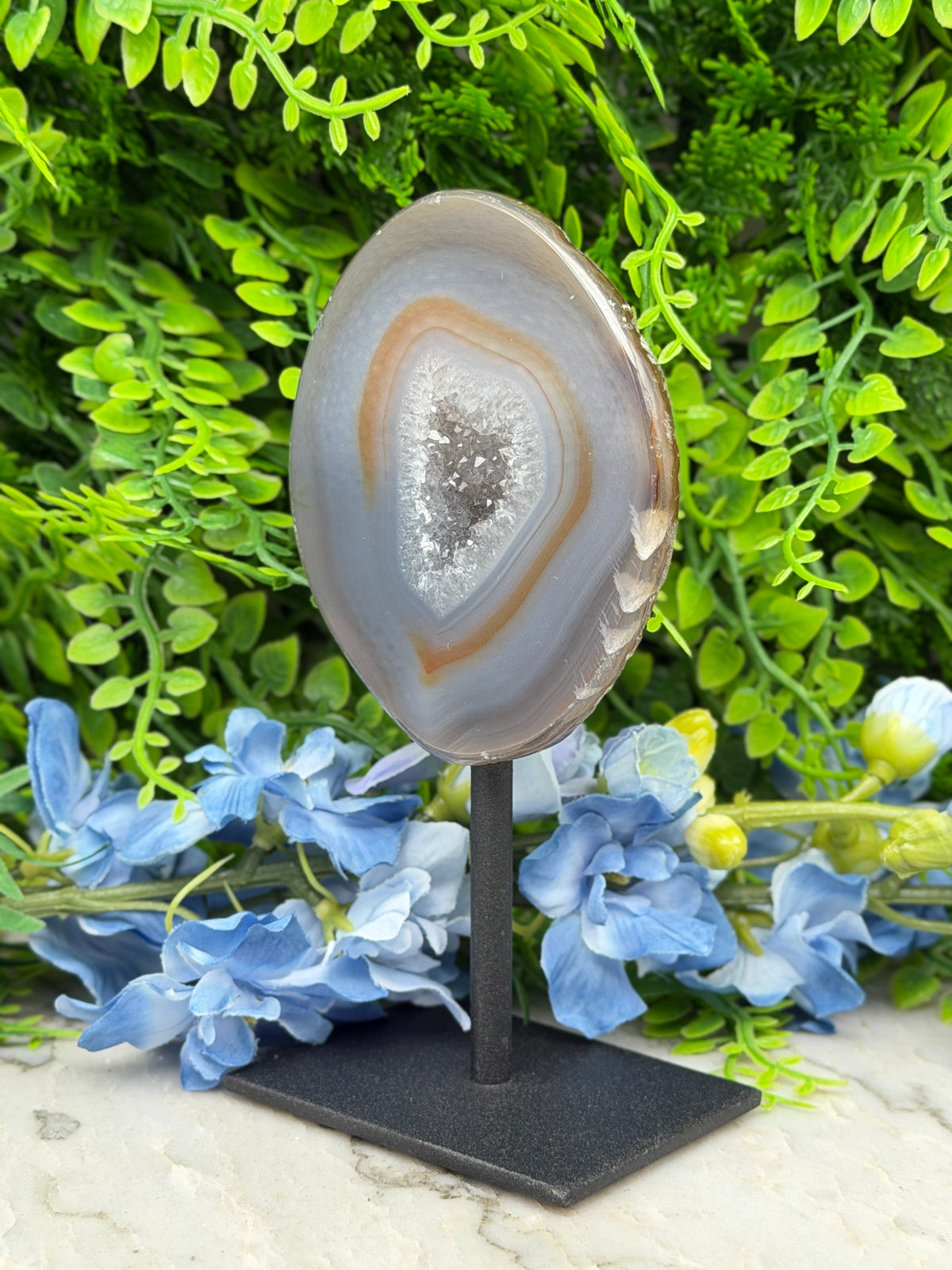 Agate geode on a stand (292 gr/14 cm)