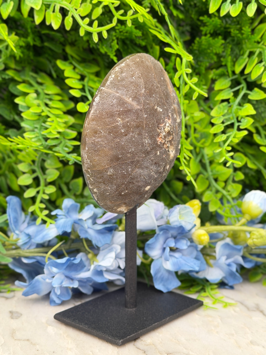 Agate geode on a stand (292 gr/14 cm)