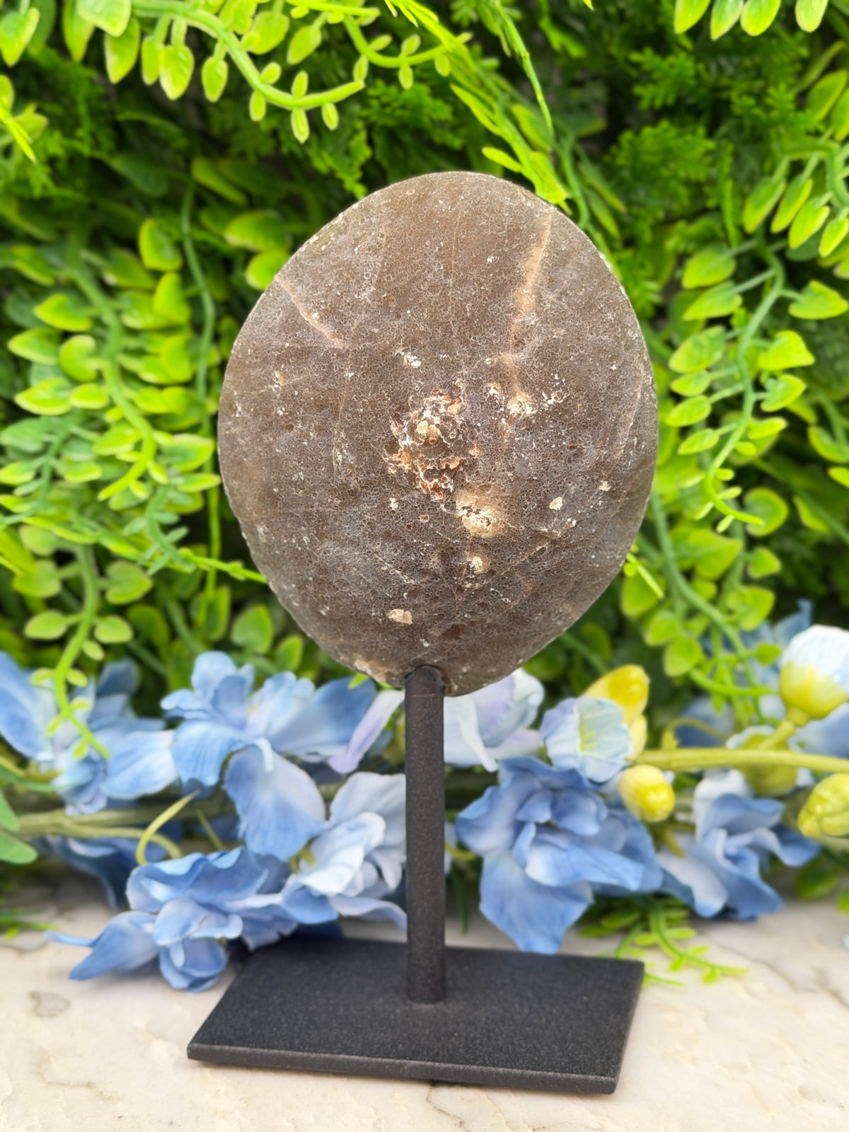 Agate geode on a stand (292 gr/14 cm)