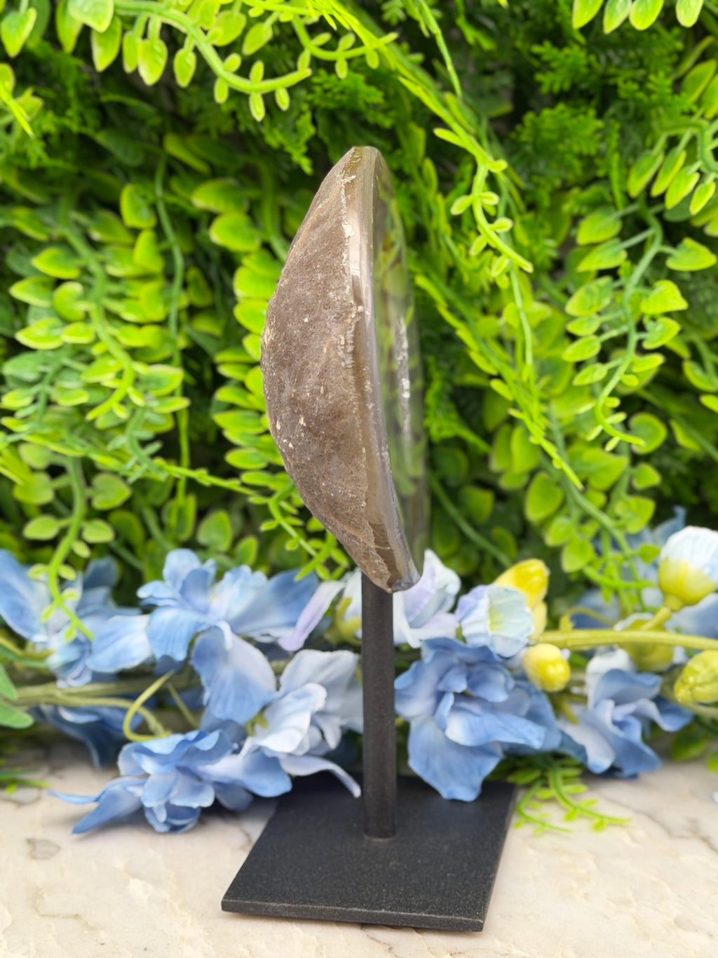 Agate geode on a stand (292 gr/14 cm)