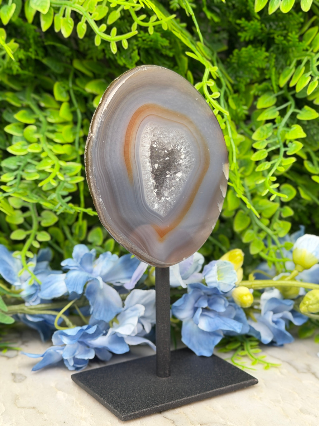 Agate geode on a stand (292 gr/14 cm)