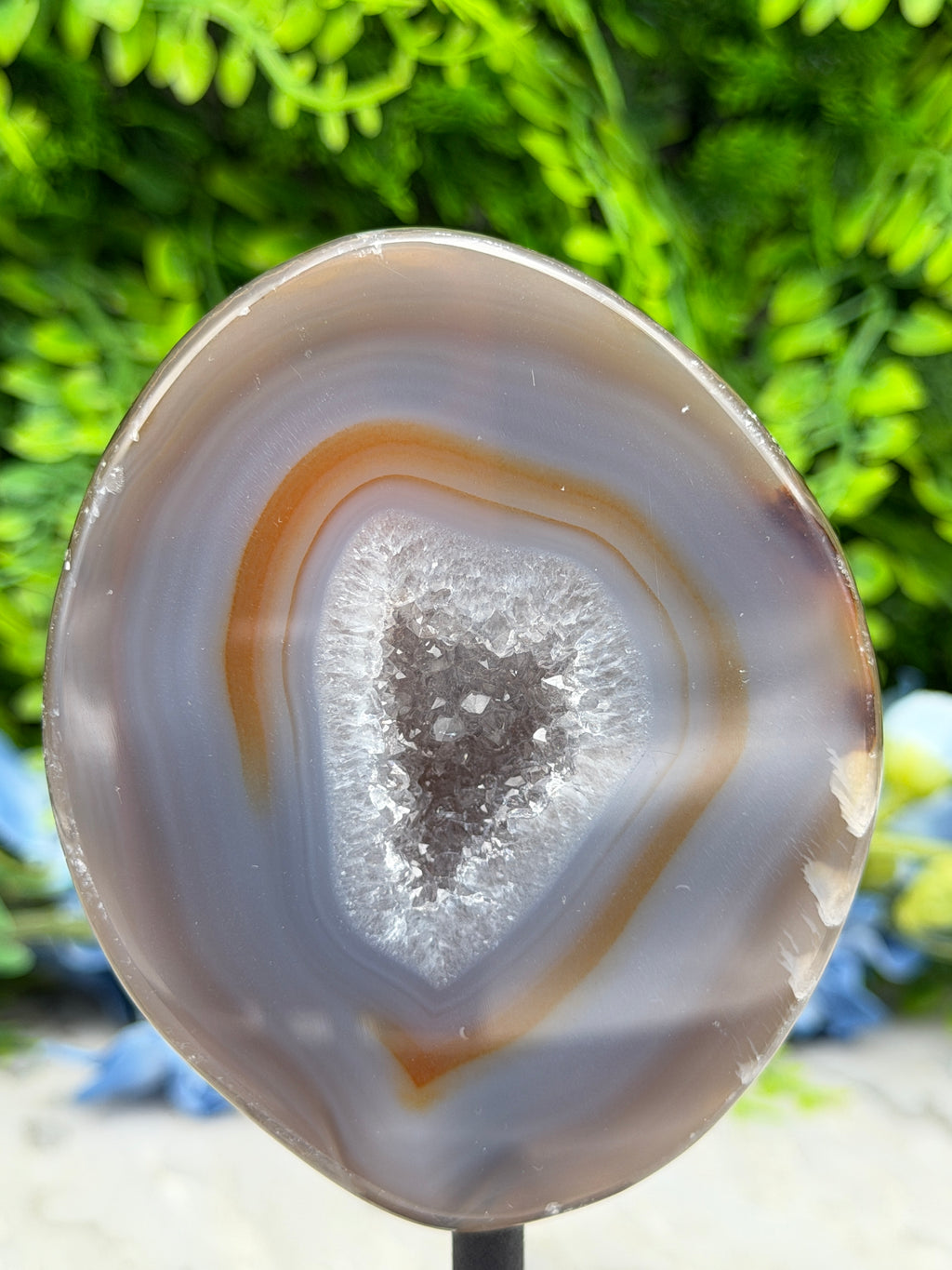 Agate geode on a stand (292 gr/14 cm)