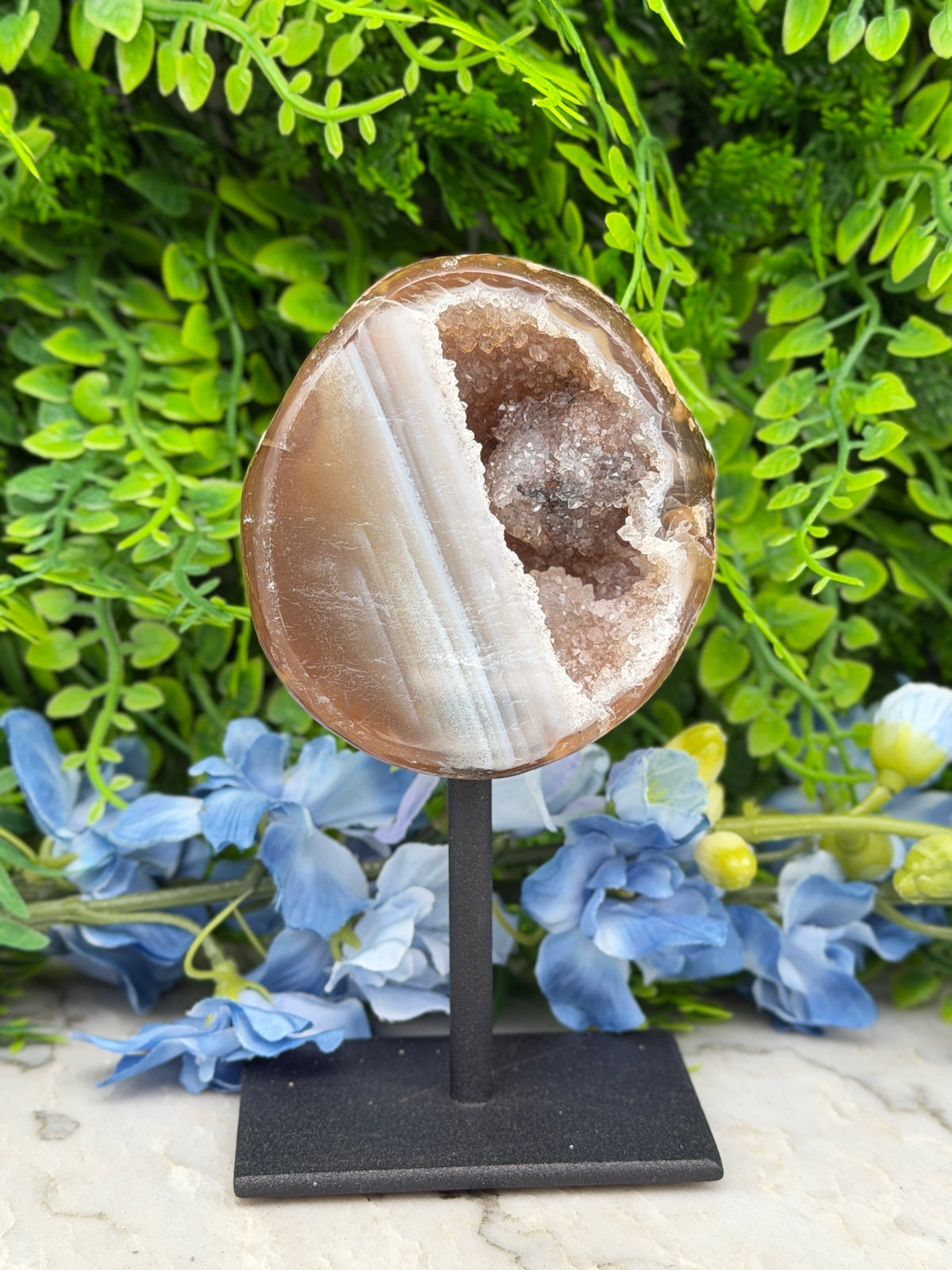Agate geode on a stand (266 gr/14 cm)