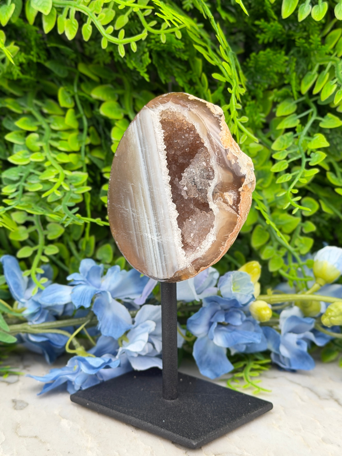 Agate geode on a stand (266 gr/14 cm)