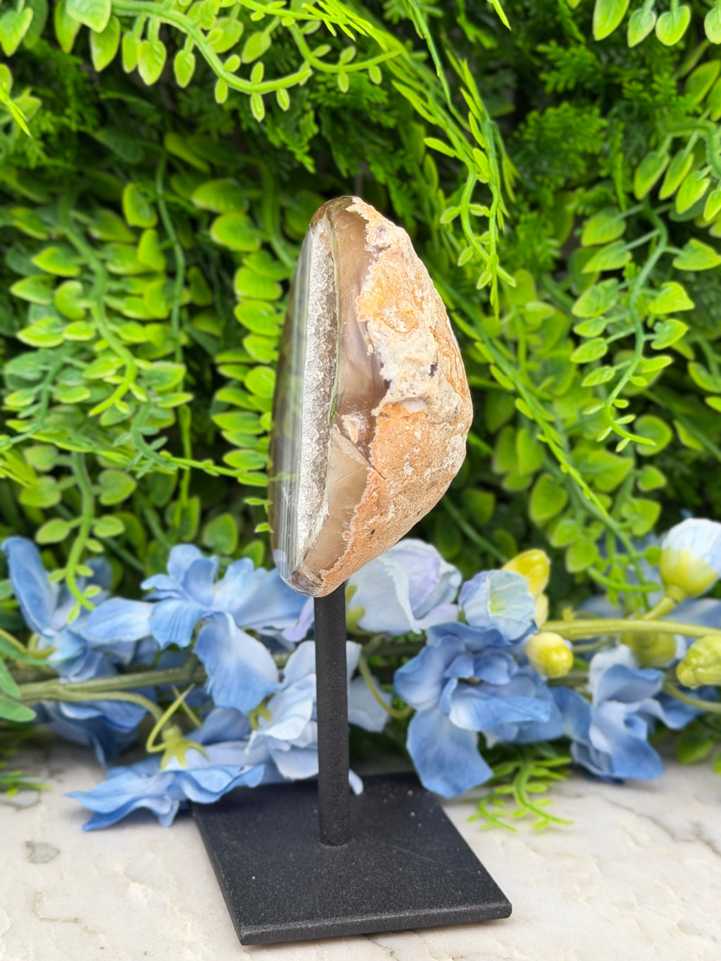 Agate geode on a stand (266 gr/14 cm)