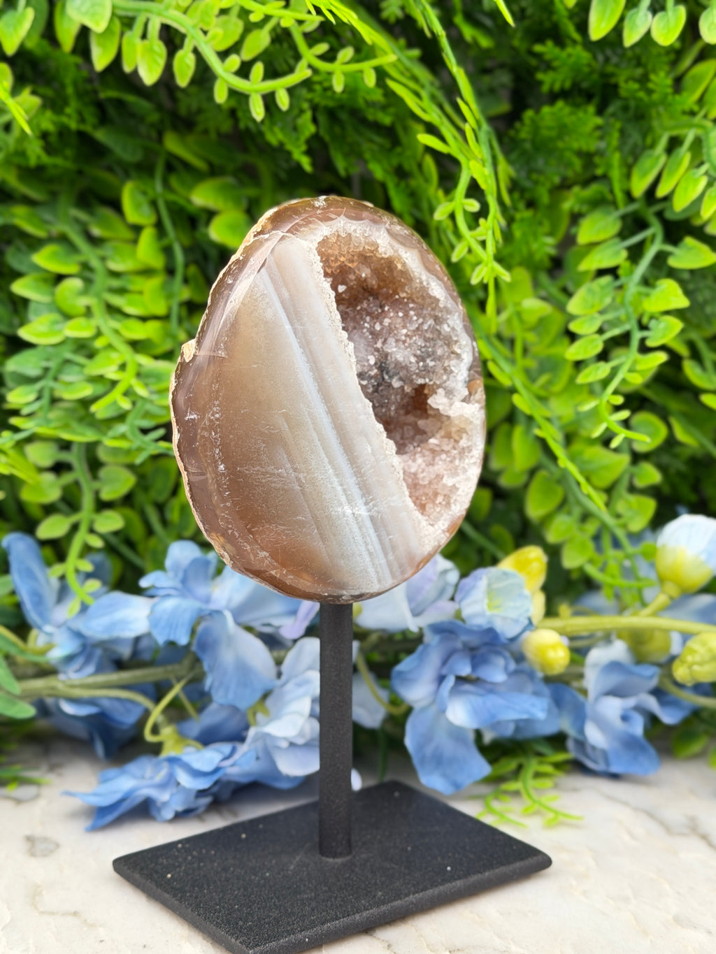 Agate geode on a stand (266 gr/14 cm)
