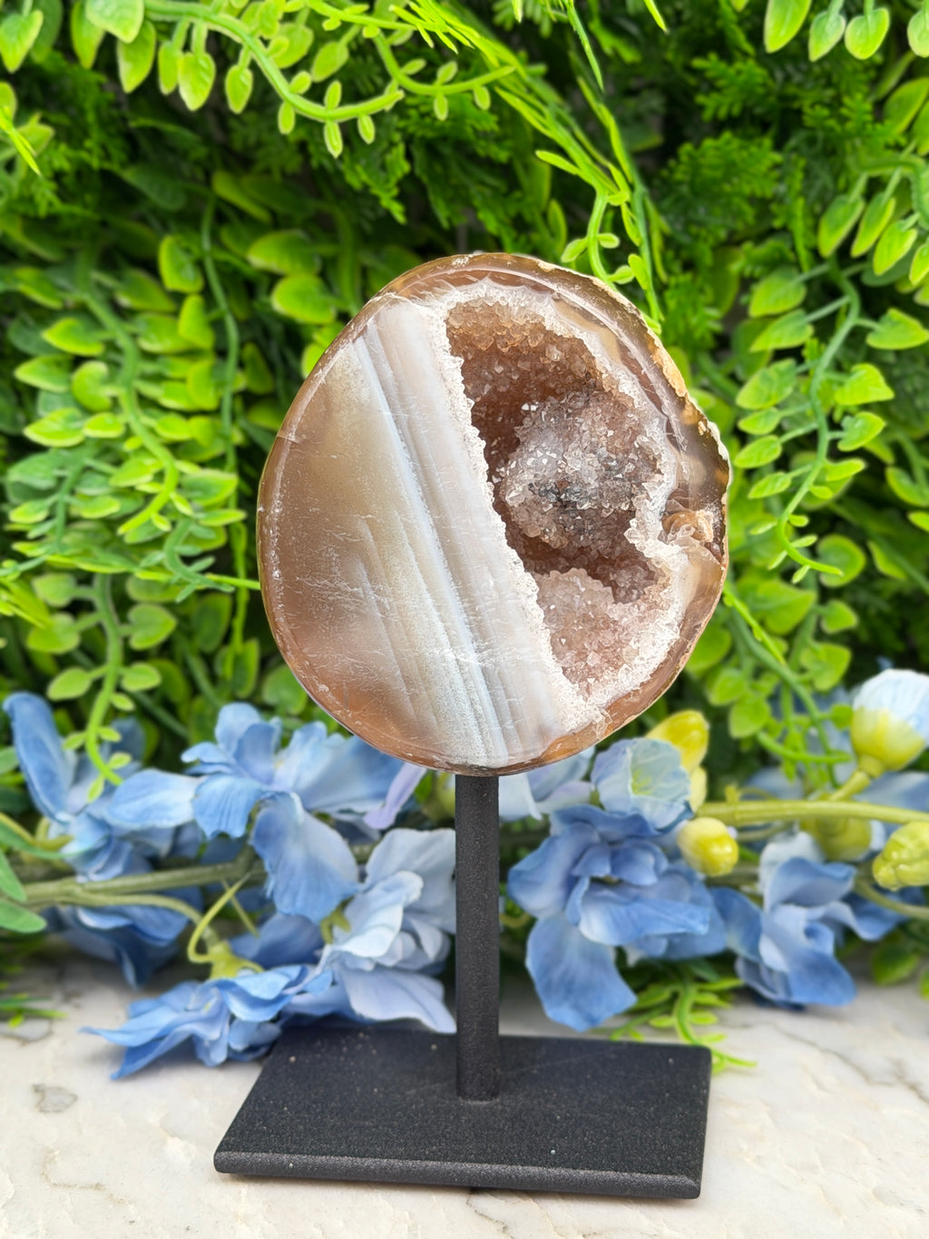 Agate geode on a stand (266 gr/14 cm)