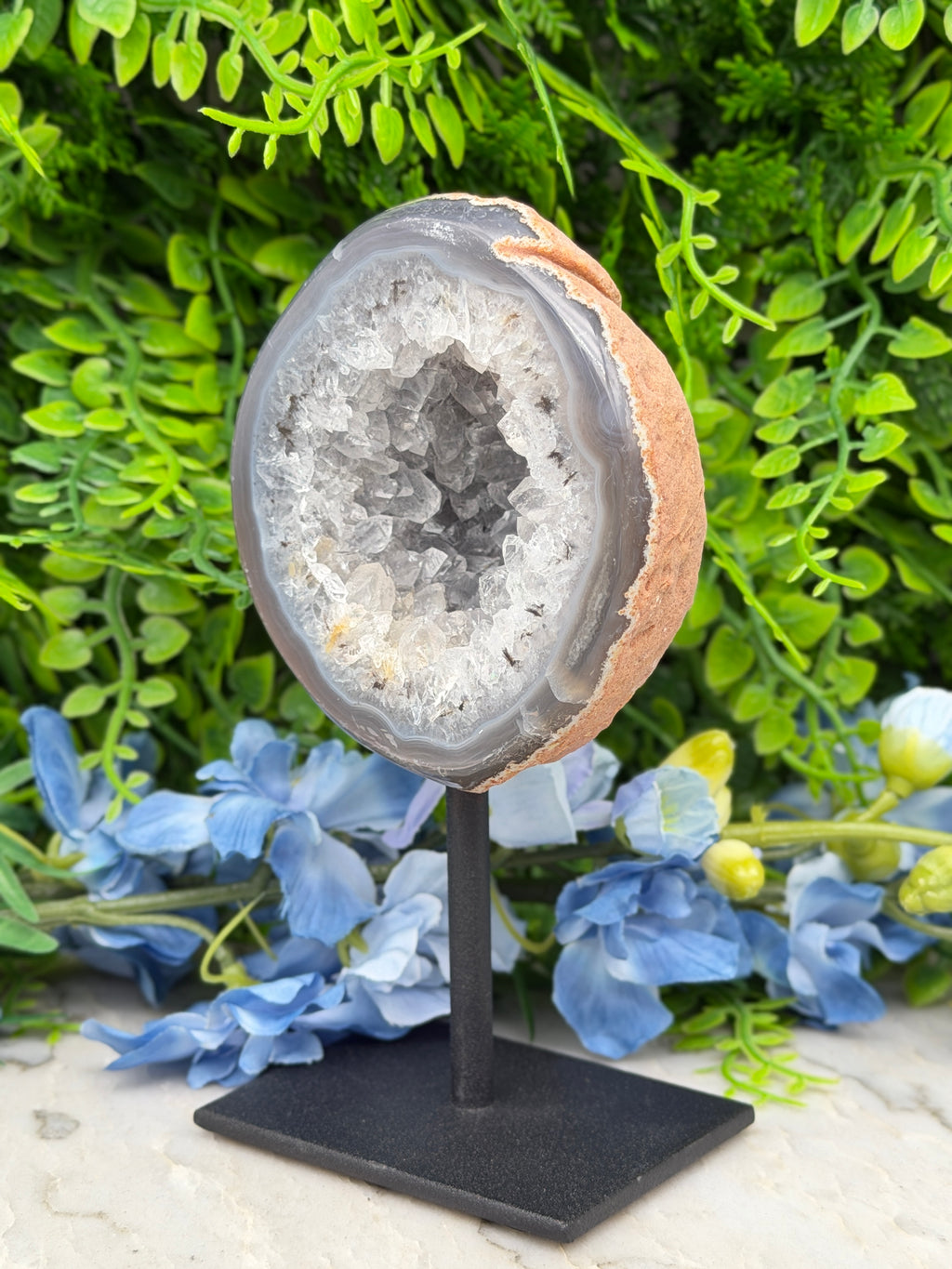 Agate geode on a stand (422 gr/14 cm)