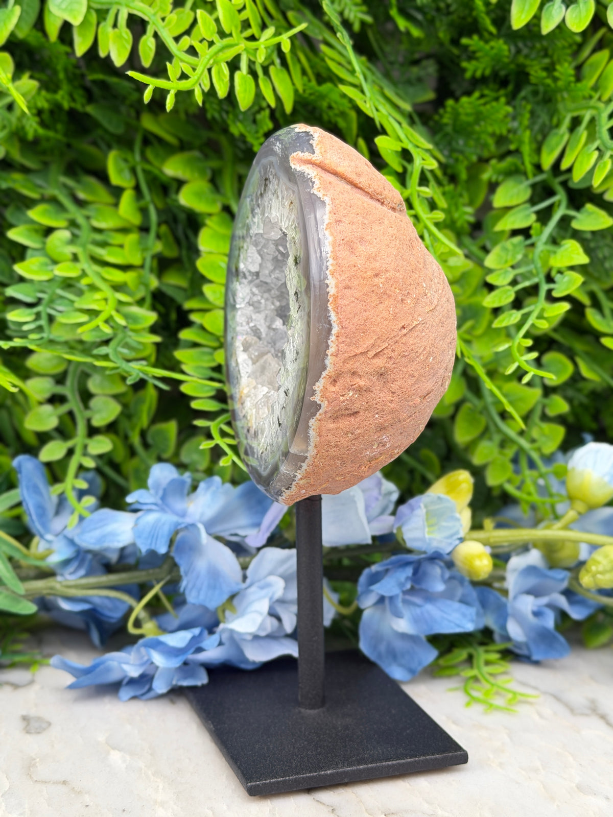 Agate geode on a stand (422 gr/14 cm)
