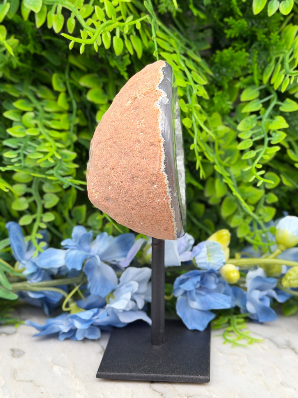 Agate geode on a stand (422 gr/14 cm)