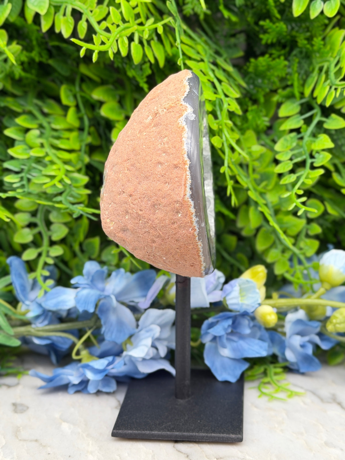 Agate geode on a stand (422 gr/14 cm)