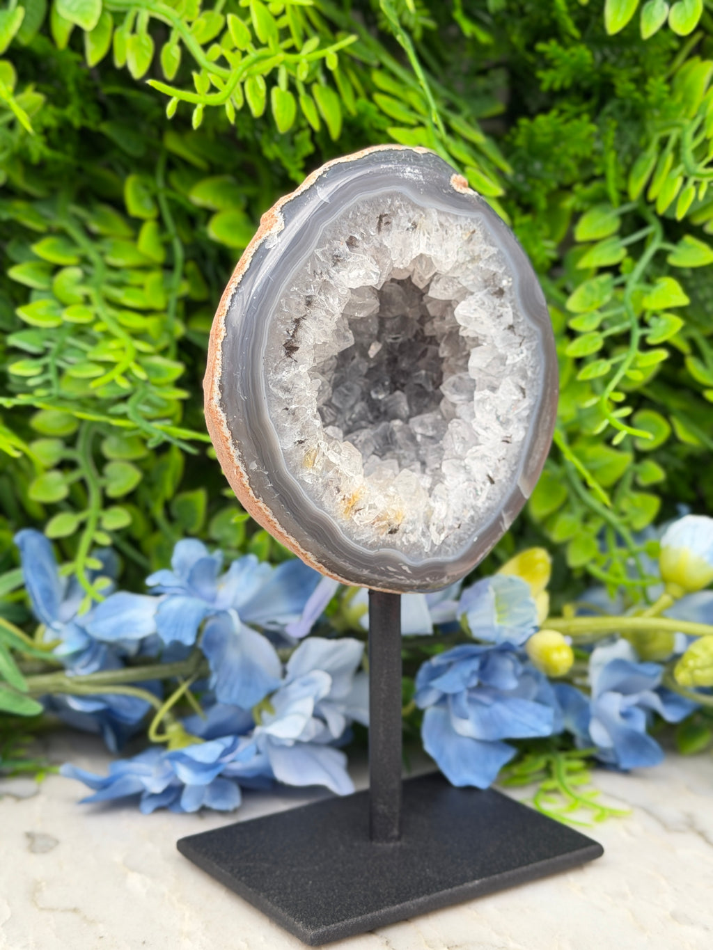 Agate geode on a stand (422 gr/14 cm)