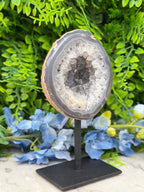 Agate geode on a stand (422 gr/14 cm)