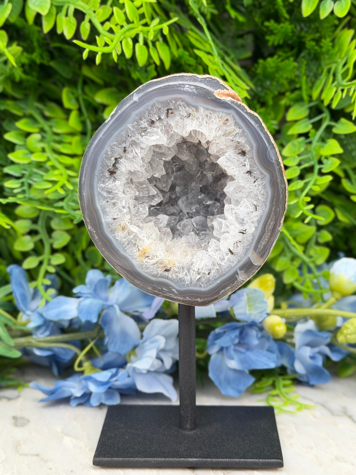 Agate geode on a stand (422 gr/14 cm)