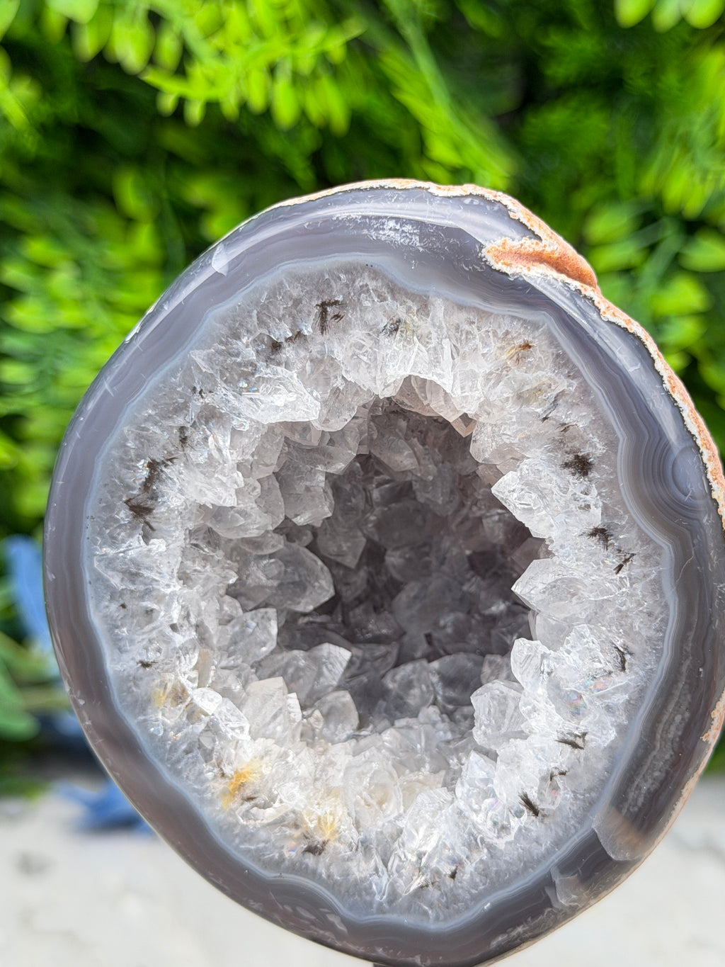 Agate geode on a stand (422 gr/14 cm)
