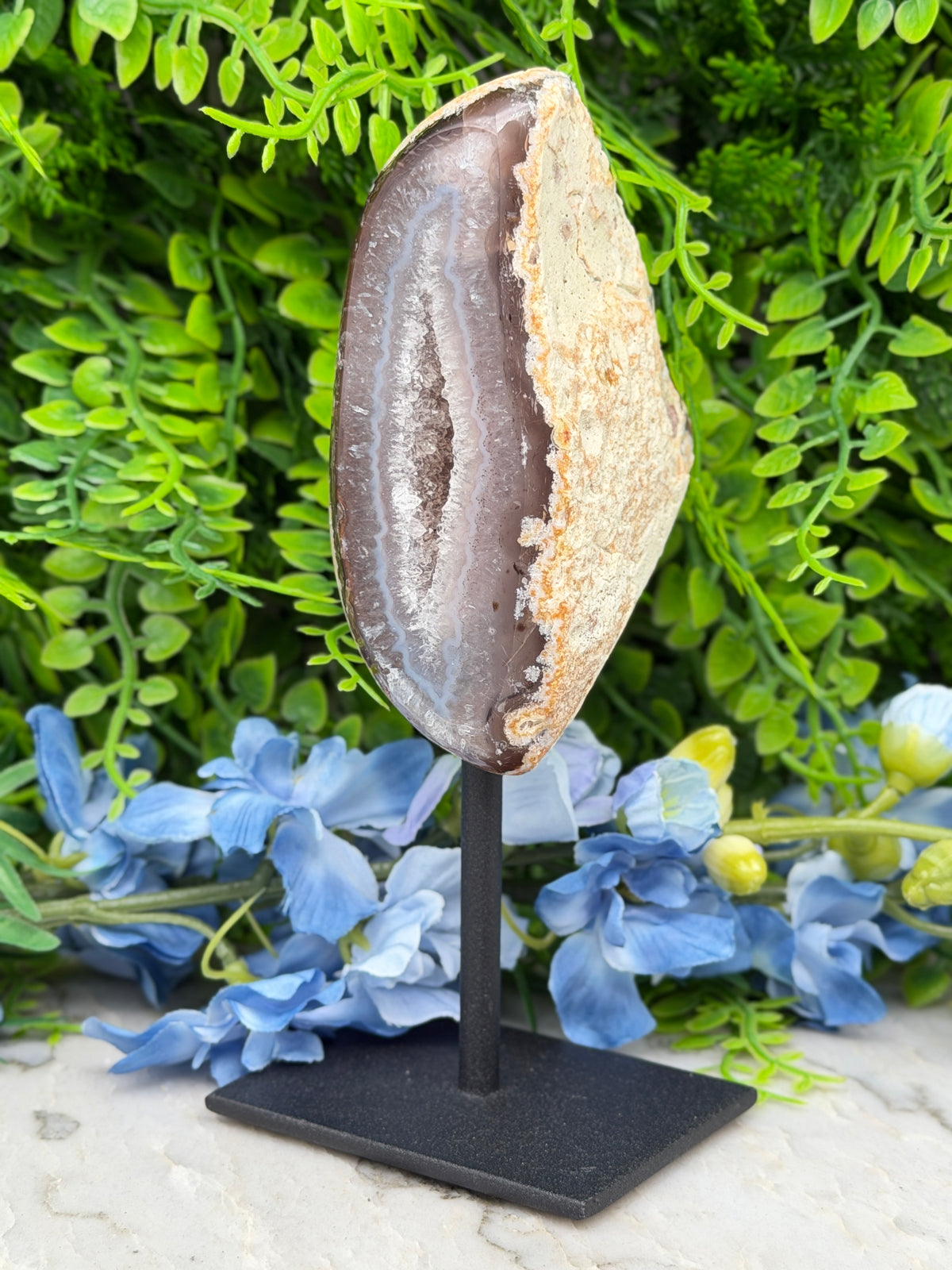 Agaat geode op standaard (382 gr/16 cm)